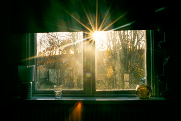 fenêtre avec soleil