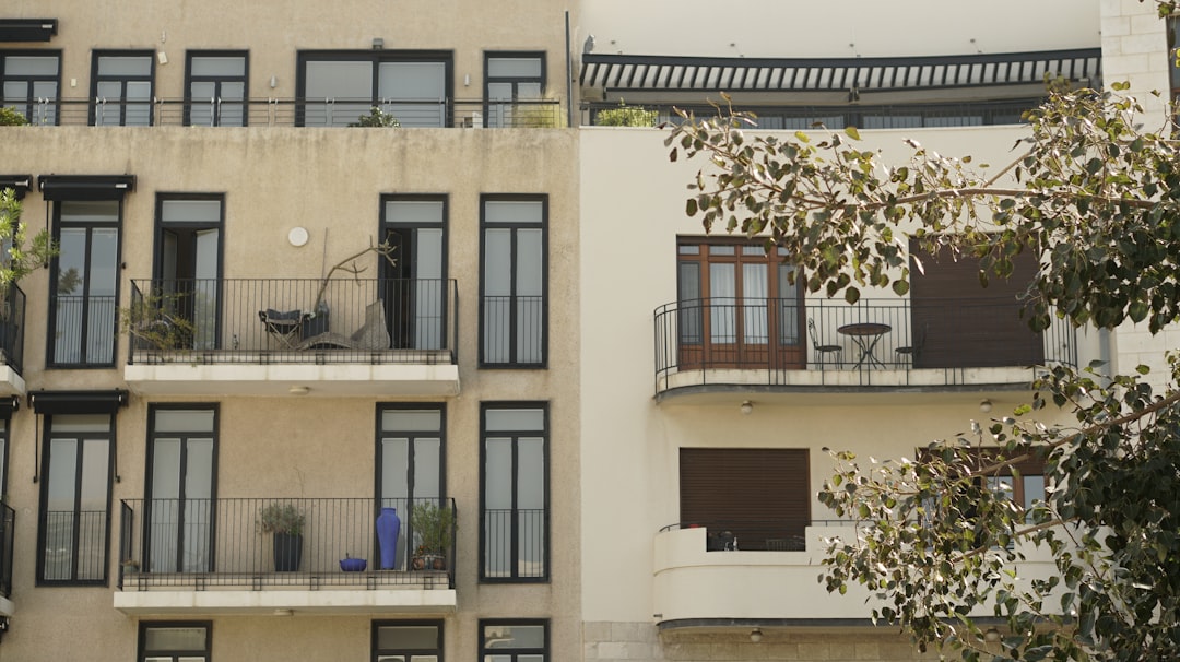 Humidité dans un appartement ancien : comment identifier la vraie cause et trouver la bonne solution