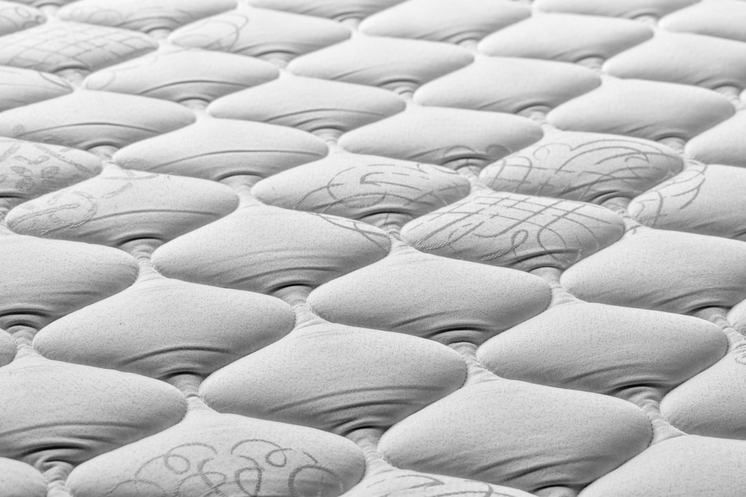 Comment éliminer définitivement l&rsquo;odeur d&rsquo;urine d&rsquo;un matelas : Guide technique approfondi