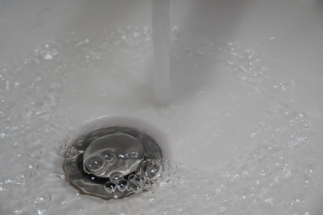 Odeur d’Égout dans la Salle de Bain : Guide Complet pour Identifier et Résoudre les Causes