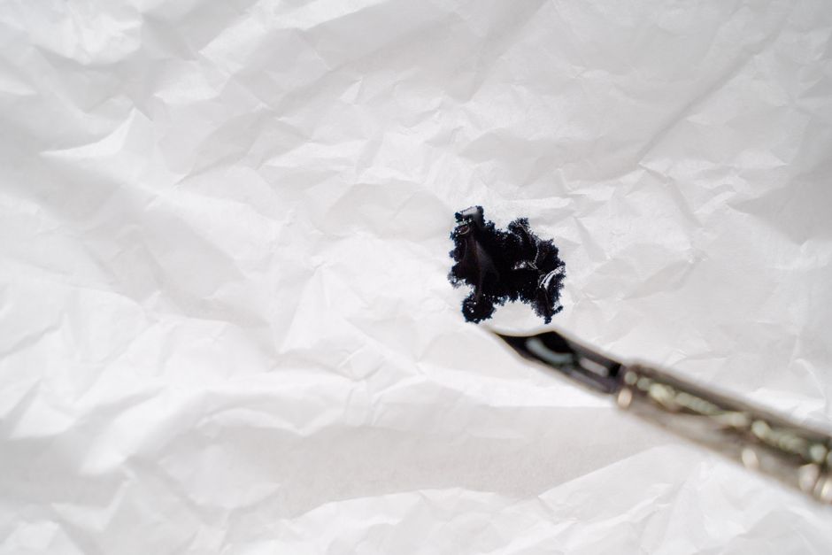 Comment enlever efficacement une tache d’encre sur tissu : guide pratique 2026