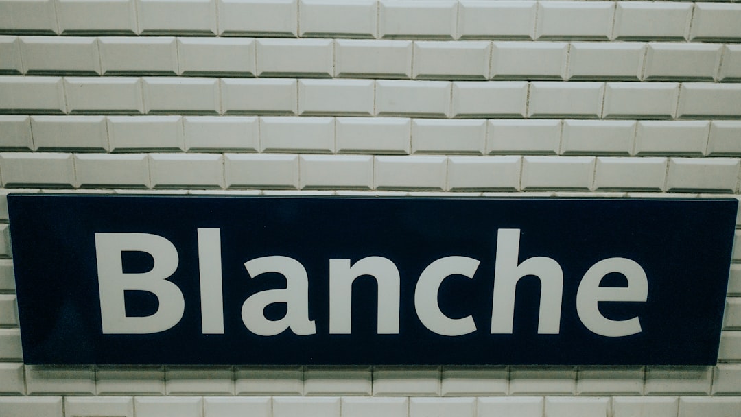 Comment j’ai sauvé une salle de bain envahie par la moisissure : guide expert pour blanchir les joints noircis