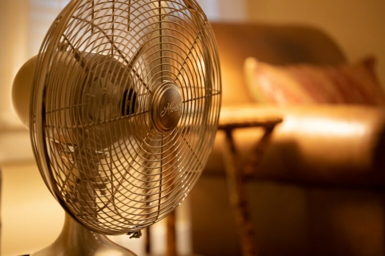 Chambre trop chaude en été : la méthode qui marche vraiment pour dormir au frais sans clim