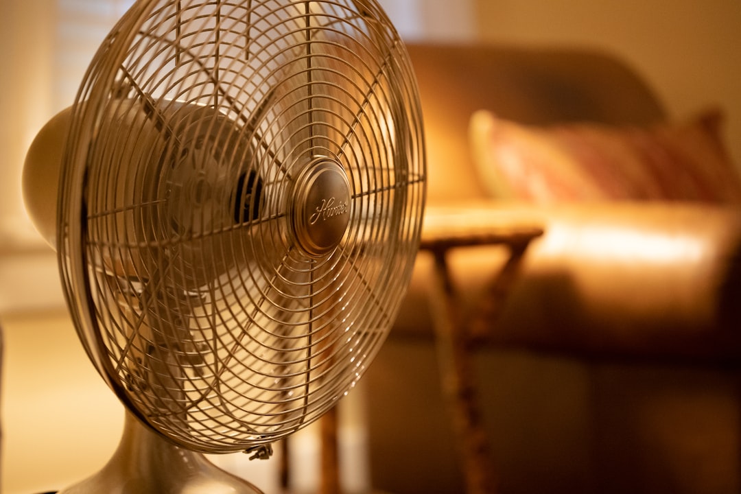 Chambre trop chaude en été : la méthode qui marche vraiment pour dormir au frais sans clim