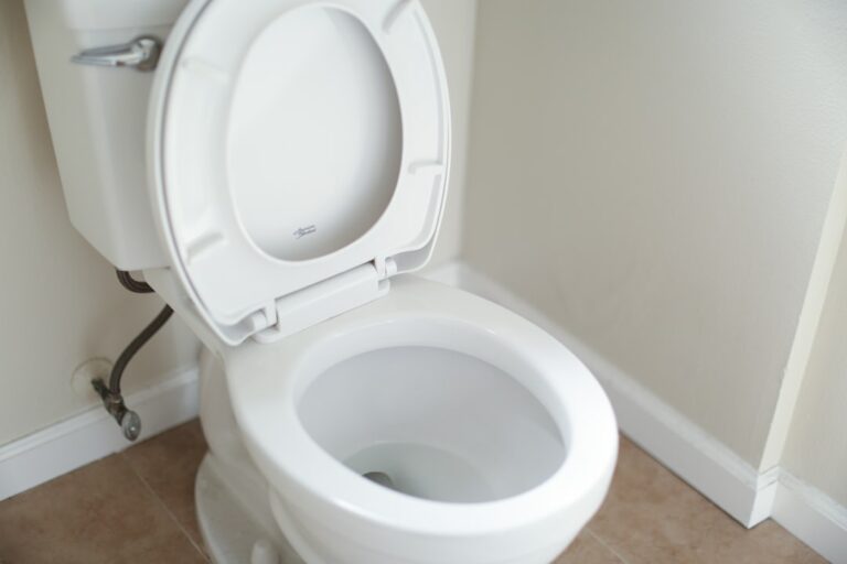 WC bouché, que faire sans plombier ? La méthode qui marche à tous les coups