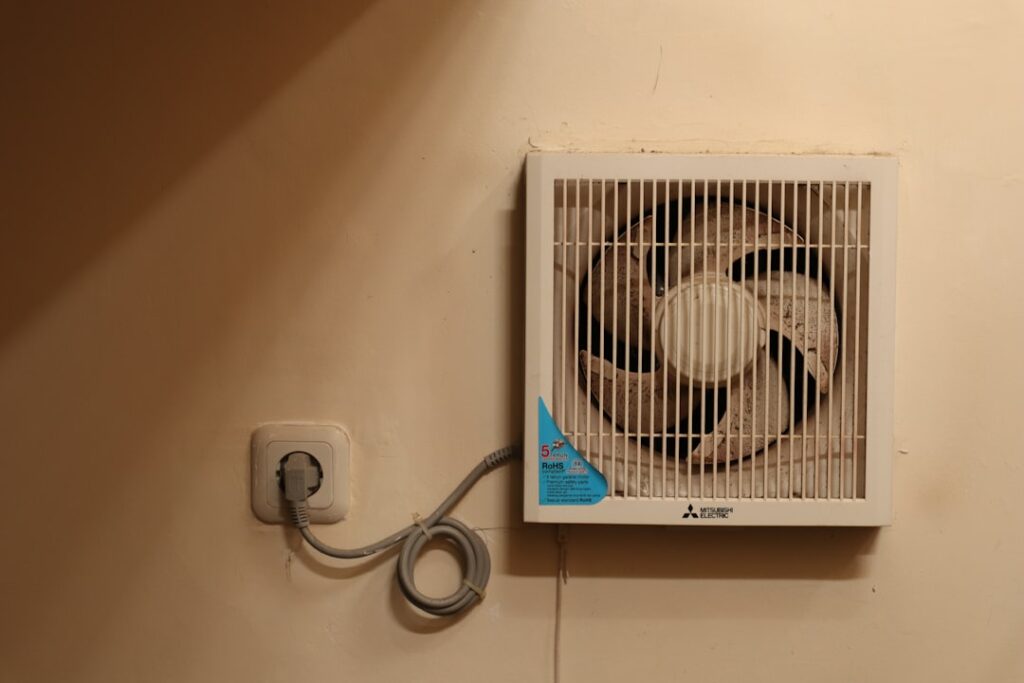 Humidité salle de bain malgré VMC : que faire concrètement ?