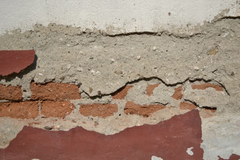 Reboucher un trou dans un mur en placo : la méthode selon la taille