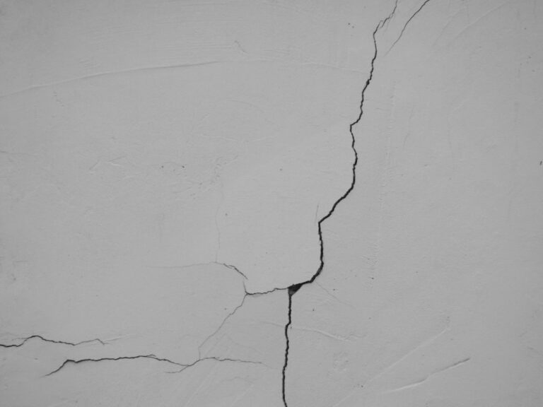 Réparer une fissure dans un mur soi-même : diagnostic et méthode étape par étape